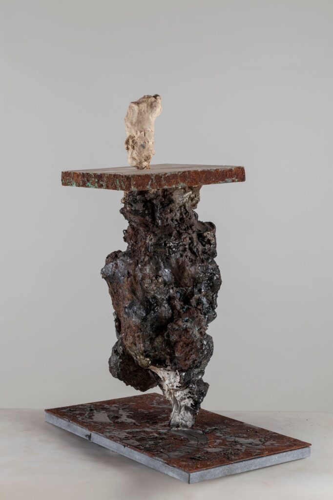 Opera 226 Polimaterico 33x26x73cm 2004
